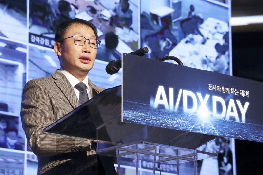 구현모 KT 대표가 지난 10일 서울 광화문 KT스퀘어에서 개최된 'AI/DX 데이'에서 디지털 플랫폼기업으로의 전환을 강조하고 있다.  KT 제공